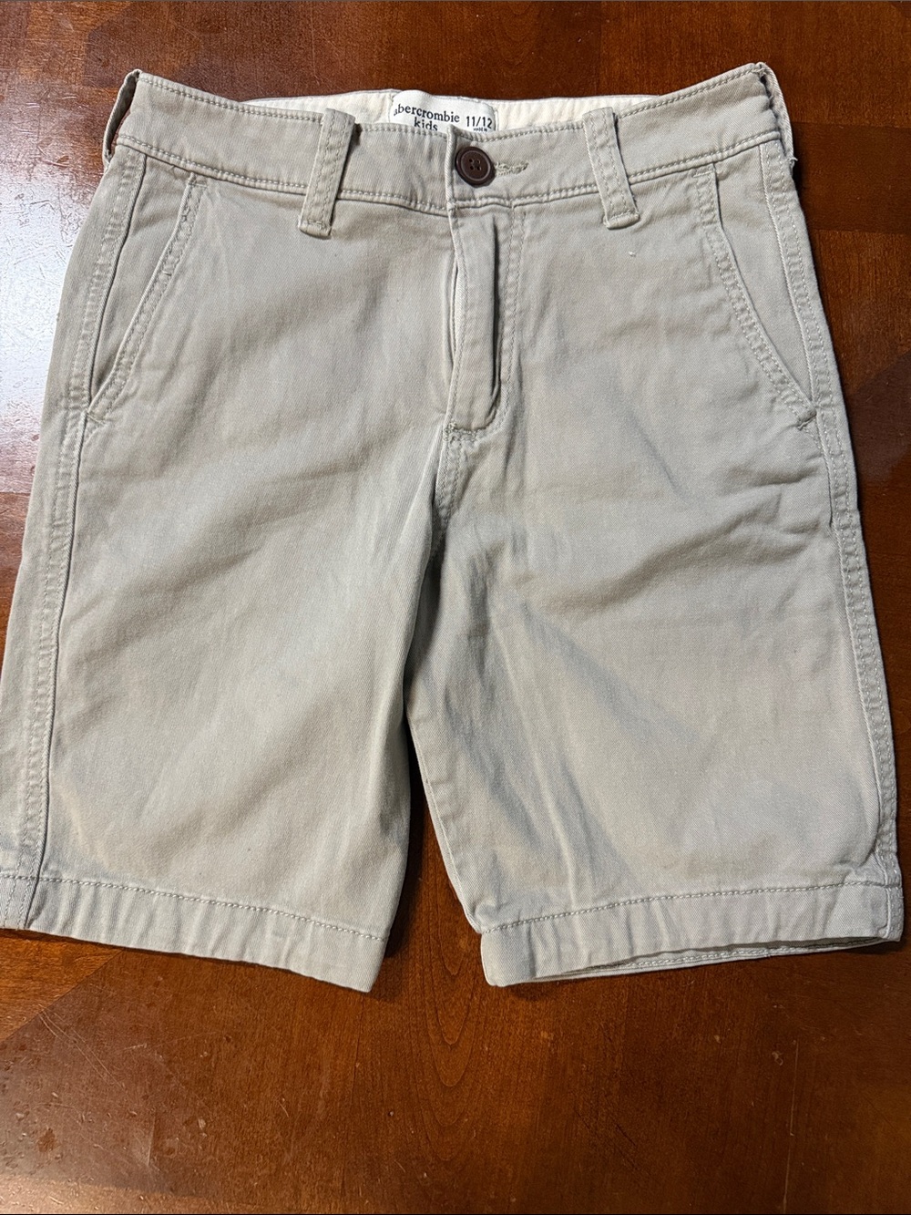 Abercrombie & Fitch Men’s Light Khaki Flat-Front Chino Shorts